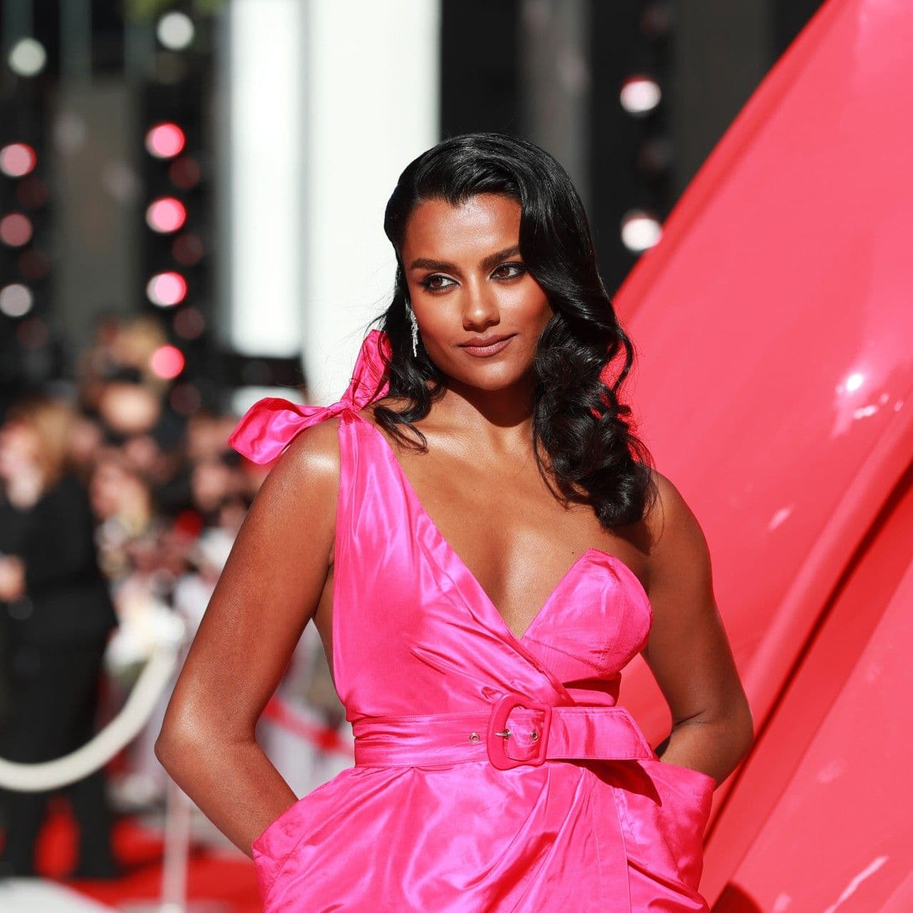  Simone Ashley's Red Carpet Glam Includes an Unexpected Berry Lipstick 